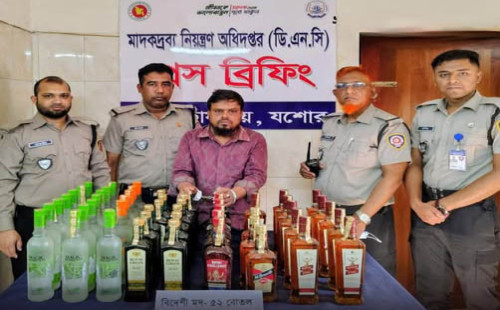 যশোরে মাদকদ্রব্য নিয়ন্ত্রণ অধিদপ্তরের অভিযানে ৫২ বোতল বিদেশি মদসহ ১
