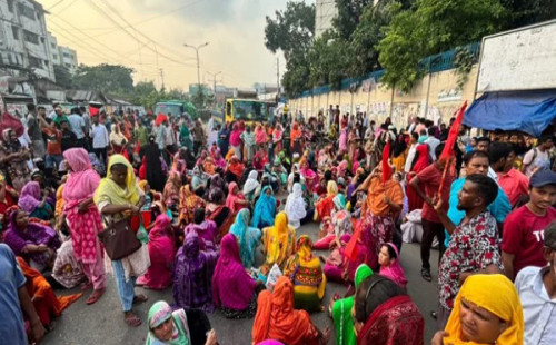 বকেয়া বেতনের দাবিতে তেজগাঁওয়ে নাসা গ্রুপের শ্রমিকদের সড়ক অবরোধ, তীব্র যানজট