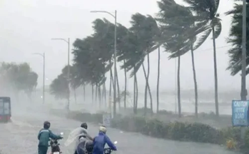 সক্রিয় মৌসুমি বায়ুর প্রভাব: দেশজুড়ে অতি ভারী বৃষ্টির পূর্বাভাস, সমুদ্রবন্দরে ৩ নম্বর সতর্ক সংকেত