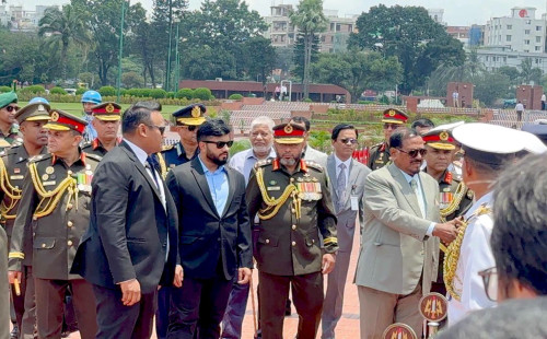 গণপ্রজাতন্ত্রী বাংলাদেশের ভারপ্রাপ্ত রাষ্ট্রপতি হাফিজ উদ্দিন আহমদ (বীর বিক্রম) জাতীয় স্মৃতিসৌধে মুক্তিযুদ্ধের বীর শহীদদের প্রতি শ্রদ্ধা নিবেদন করেছেন।